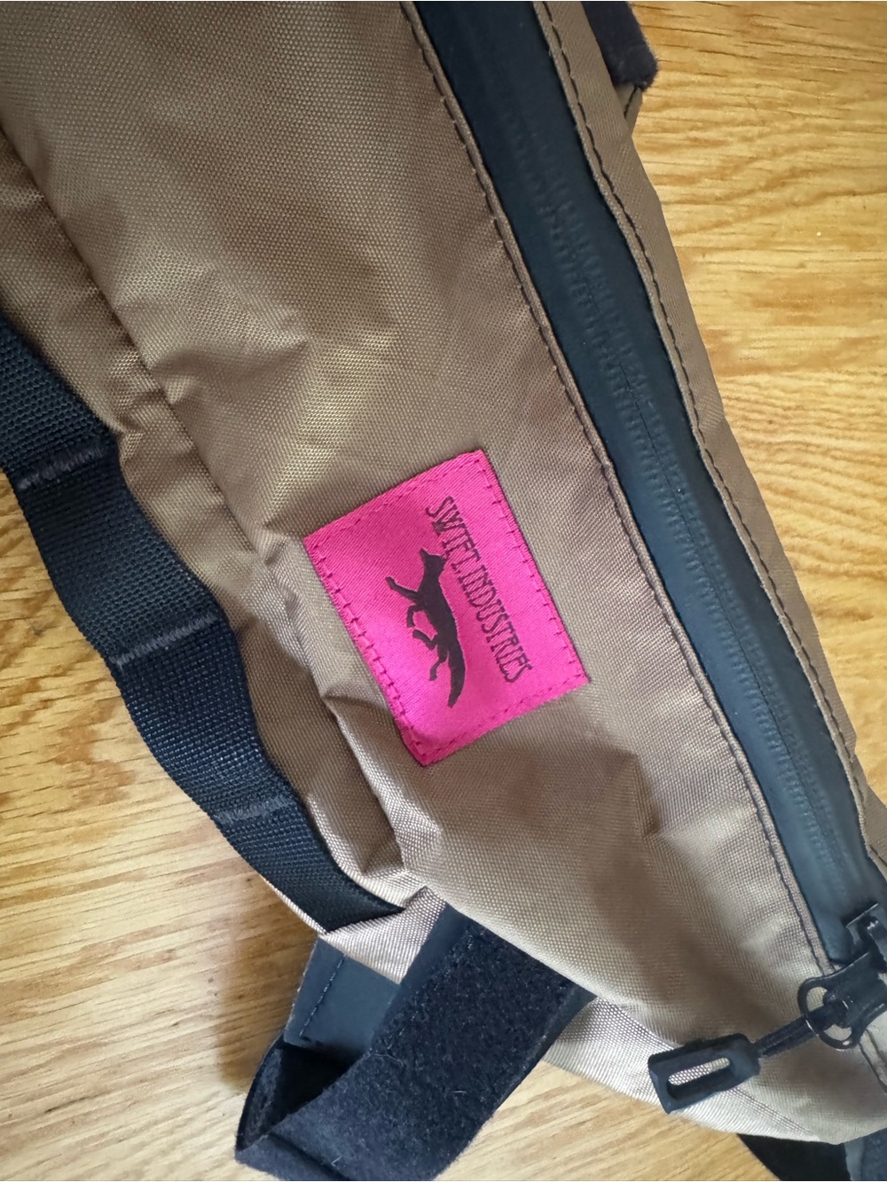 New- Swift Industries Tan Frame Bag with Pink Logo Patch / size 3.25 L
